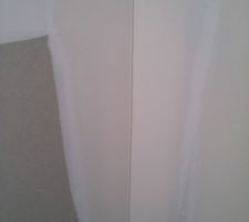 Pose des bandes armées dans les angles de pièce. Côté exterieur en angle de mur elles sont généralement bien faite mais en pose interieure beaucoupsont comme celles là,  sniff