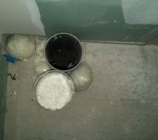 3 trous pour une douche qui dit mieux ? Le 1er etait dans le placo, et j'ai demandé a cze qu'il soit refait. Le 2ème a été fait dans ine poutrelle precontrainte, donc un ptit 3eme pour la forme qui lui ne pose pas de gros problème si ce n'est de connecter la bonde avec un raccord.