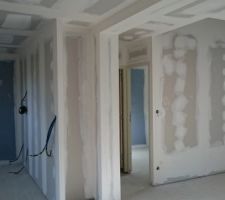 Placo terminé, porte garage a gauche et porte menant à la chambre du rez de chaussée, sde et toilette