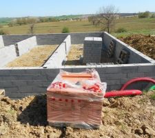 Nous avons 6 rangés de parpaings pour le vide sanitaire (1,2 m)