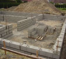 Debut mai .4 rangees de parpaings la construction commence....