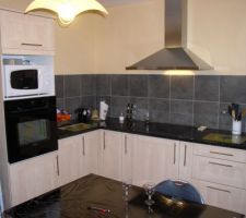 Notre cuisine (cot&eacute; cuisson). Il manque la corni&egrave;re en alu sur la cr&eacute;dence et la corni&egrave;re polystyr&egrave;ne au plafond.