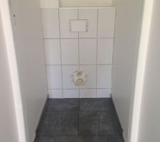 Wc carrelés, y a plus qu'à poser les wc suspendu