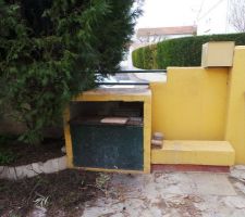 La partie droite dela terrasse s'appuira sur ce mur de cloture. la "boite" contient les tuyaux eau et gaz, donc on ne peut la supprimer.