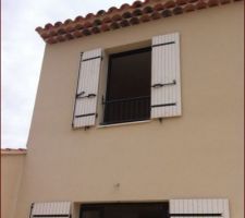 Les systèmes de fermeture de volets ont été posés à l'étage (les crochets étaient trop bas pour être atteint)