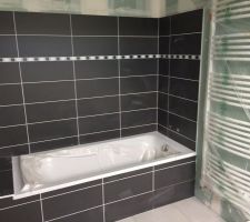 Salle de bain! La faïence grise a été remontée de 2 carreaux supplémentaires!