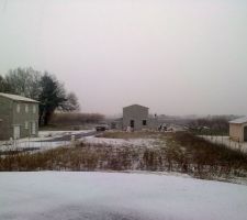 Lotissement sous la neige et déjà trois constructions
