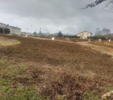 Notre terrain en bas de la photo, l&eacute;g&egrave;rement en pente