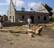 La maçonnerie est bien avancee il reste le garage, alors je commence a prepare les fermes de charpente au sol..