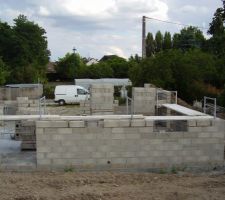 Les murs montent doudement mais surement.