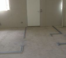 Entré avec placard et entrée de notre chambre a droite
et la chambre 2 a gauche