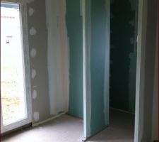 Chambre parents avec accès salle d'eau et placards de chaque côté