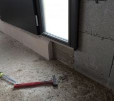Seuil de porte fenetre et rupture de portes fenetres en siporex.