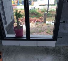 Seuil de porte fenetre et rupture de portes fenetres en siporex.