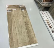 Carrelage imitation parquet pour les chambres et la salle d'eau.