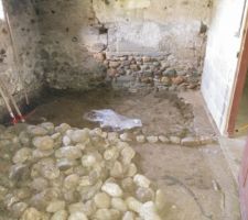 Voilà! Les galets sont à peu près tous retirés! Il reste le morceau de béton qui bloque le passage... Hmmm, aller, hors de ma vue!