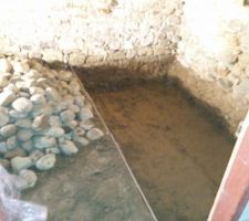 Enfin... Après 3m3 de terre évacuée par sceau de 12L... 
Nous avons décaissé au total de 50cm... Pfiou...