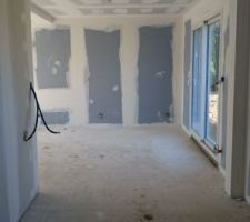 Vue de l'entrée du garage dans la cuisine
