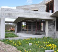 Impressionné par la taille des baies vitrés et le porte à faux