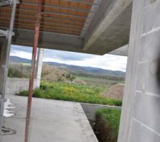 Impressionné par la taille des baies vitrés et le porte à faux