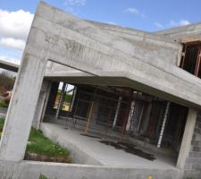 Impressionné par la taille des baies vitrés et le porte à faux