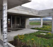 Impressionné par la taille des baies vitrés et le porte à faux