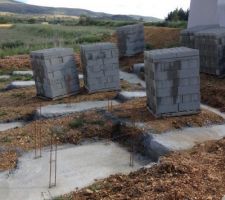 Une bonne surprise &agrave; notre arriv&eacute;e ! livraison des parpaings, du ciment et du sable.