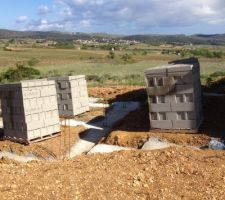 Une bonne surprise &agrave; notre arriv&eacute;e ! livraison des parpaings, du ciment et du sable.