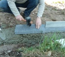 Pose de pavés de propreté qui mettront les massifs en valeur et faciliteront la tonte et l'entretient.