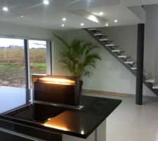 Installation de la cuisine et vue sur escalier