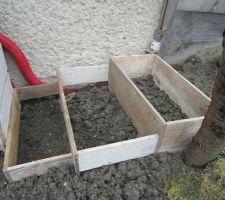 Jardinières faites maison pour accueillir les fraisiers.