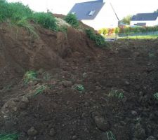 1ère partie remise en forme du terrain   raccordement eau usées, eau potable, elec, télécom et futur alimentation du portail