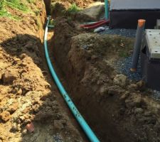 1ère partie remise en forme du terrain   raccordement eau usées, eau potable, elec, télécom et futur alimentation du portail