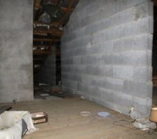 Les combles et la cloison utilisée en mur de refend