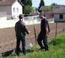 Le MOE(gauche) et le Maçon (droite) sont en train de préparer l'implantation de la maison