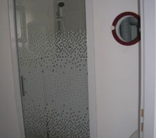 Douche en cours (à l'époque)   WC. Hublot donnant sur Chauffe eau (gaine VMC en attente!). Chauffe eau, VMC hygro sont en local au-dessus de l'escalier.