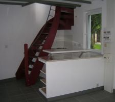Partie cuisine(!), sachant que la surface du niveau est de 15m². Escalier quart tournant balancé à pas décalés (japonais), contremarches en plexi, cuisinette, hotte, ilot pouvant recevoir four, Mo   LL ou LV. Tout est conçu et réalisé par le maître(!!) d'ouvrage..