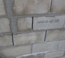 Nous avons beaucoup de joints non terminés sur le pourtour de la maison