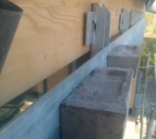 Pose des briques sur l'armature bois du balcon