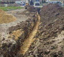 Raccordement tout a l'égout. 2,70 metres de profondeur sur la fin de la tranchée. Mise en place des fourreaux EDF, et France telecom sur cette tranchée aussi.