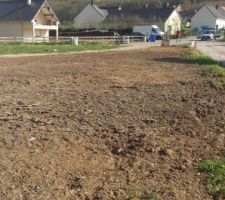 Terrain restant devant la maison a cote du chemin d'acces