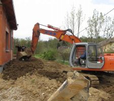 Remise en place du terrain avec apport de terre, côté nord ouest