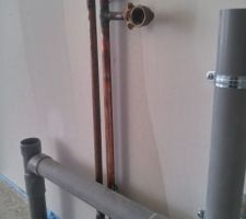 Il manque des colliers de fixation, les cuivres sobt oxydes comme vs l avez vu sur l autre photo. Il manque un patere devant l arrivée d eau de l évier