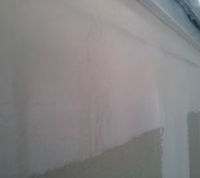 Traces d humidité  :  condensation liée a la remontée des eaux de la chape liquide, qui ruiselle sur les menuiseries et coule sur la placo. Oui c est bien une maison neuve !!! Incroyable non ?