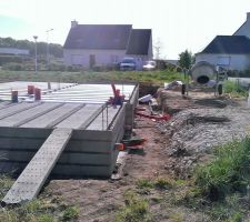 On commence a repérer les implantations de quelques pièces (garage, salles de bain, cuisine, sanitaire, PAC, TE...)...