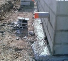 Tuyaux d'évacuations coté jardin   socle pour la pompe à chaleur.