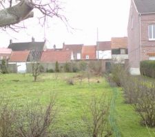 Dessus la maison enfin sur le terrain .