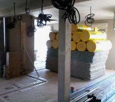 Cloisons int&eacute;rieures en attente de pose