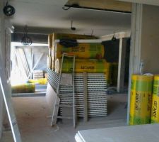 Cloisons int&eacute;rieures en attente de pose