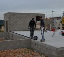 Mise en place bande isolante devant recevoir les murs.